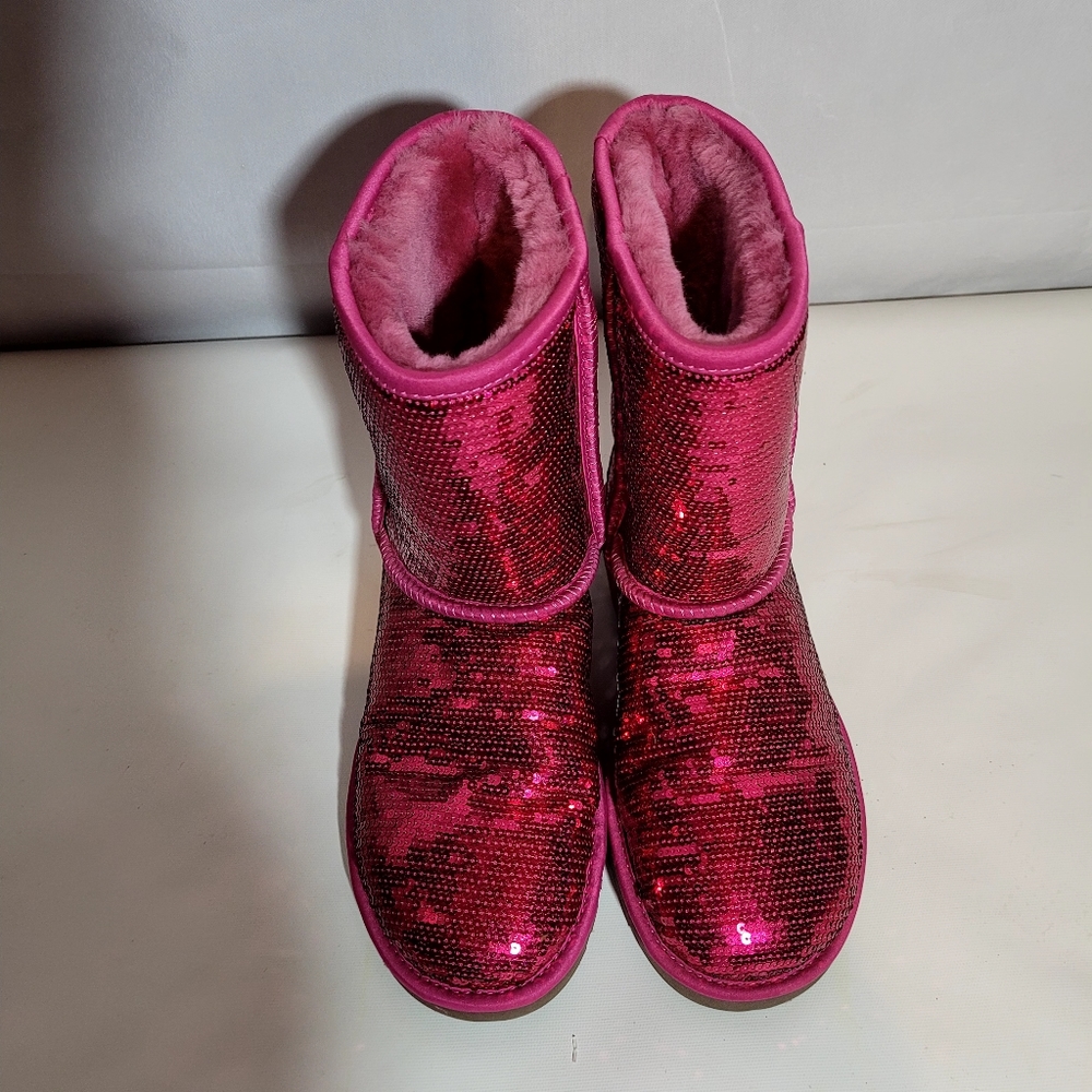 UGG AUSTRALIA WOMANS CLASSIC SHORT SHOCKING HOT PINK SEQUIN BOOTS SIZE US 8